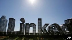 Una escultura se observa en una terraza de las oficinas de LinkedIn, el 22 de septiembre de 2016, en San Francisco.