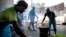 Des employés de la société bio-végétale du Congo préparent le "chikwangue", des tubercules de manioc transformés en une pâte blanche, le 10 juin 2019 à Kinshasa.
