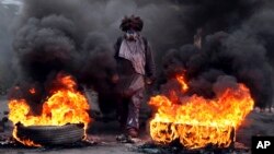 An anti-government protester blocks a road on the outskirts of Tegucigalpa, Honduras, Dec. 22, 2017. The Trump administration recognized the results of Honduras' disputed presidential election despite opposition complaints, irregularities found by poll ob