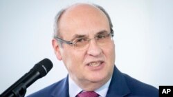 El director general de la Organización Internacional para las Migraciones, Antonio Vitorino, dice que muchas personas no desean abandonar sus hogares.