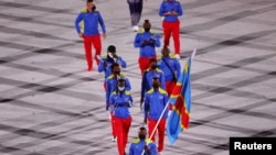 Balakisi bilongi ya Ekolo Congo démocratique batamboli na bendele ya mboka na milulu mya bofungolami ya ba Jeux olympiques, Tokyo, Japon, 23 juillet 2021. (REUTERS/Mike Blake) 