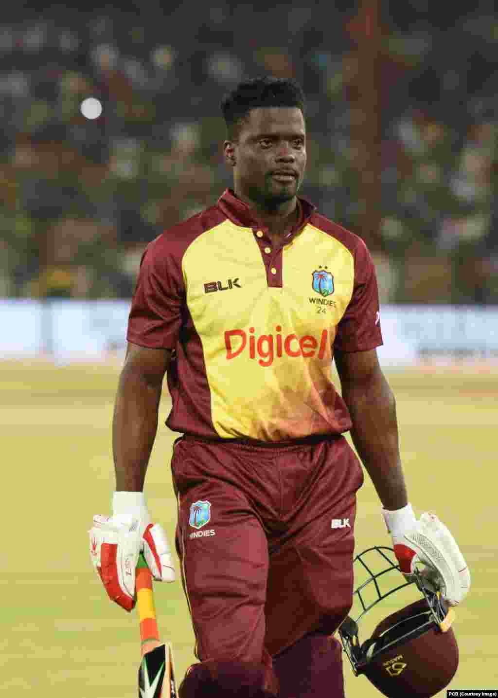 دو سو تین رنز کے جواب میں مہمان ٹیم چودھویں اوور میں محض ساٹھ رنز بنا کر آوٹ ہو گئی۔