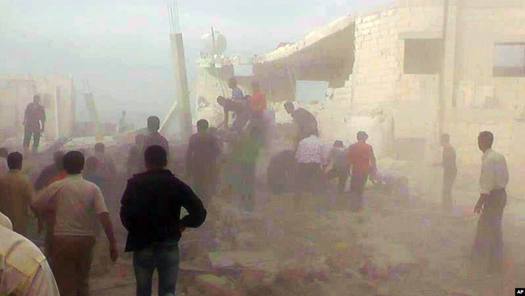 Cư dân Syria giải cứu người bị kẹt dưới đống đổ nát của một tòa nhà bị phá hủy bởi một vụ không kích của lực lượng Syria tại thị trấn Kfar Nebel, trong tỉnh Idlib, ngày 17/10/2012