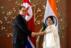 지난 2015년 4월 인도를 방문한 리수용 북한 외무상(왼쪽)이 뉴델리에서 수슈마 스와라지 인도 외교장관과 회담했다.