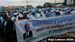 Des manifestants dans les rues de Lomé, le 29 août 2017. (VOA/Kayi Lawson)