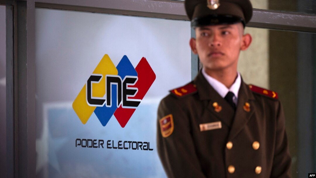 Un militar venezolano hace guardia el pasado 23 de abril en la sede del Consejo Nacional Electoral, que prevé publicar este lunes el padrón preliminar de votantes.