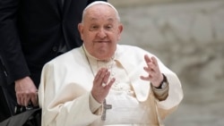 El Vaticano informa que el papa está "mejorando levemente"
