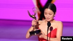 Aktris Anna Sawai meraih penghargaan Pemeran Utama Terbaik untuk kategori Drama dalam ajang Emmy ke-76 yang digelar di Los Angeles, pada 15 September 2024. (Foto: Reuters/Mario Anzuoni)