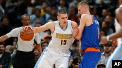 L'ex-vedette lettone des New York Knicks, Kristaps Porzingis, à droite, contre le Serbe Nikola Jokic, Denver, le 8 mars 2016.