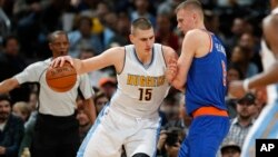 Kristaps Porzingis, à droite, alors avec les New York Knicks, Denver, le 8 mars 2016.