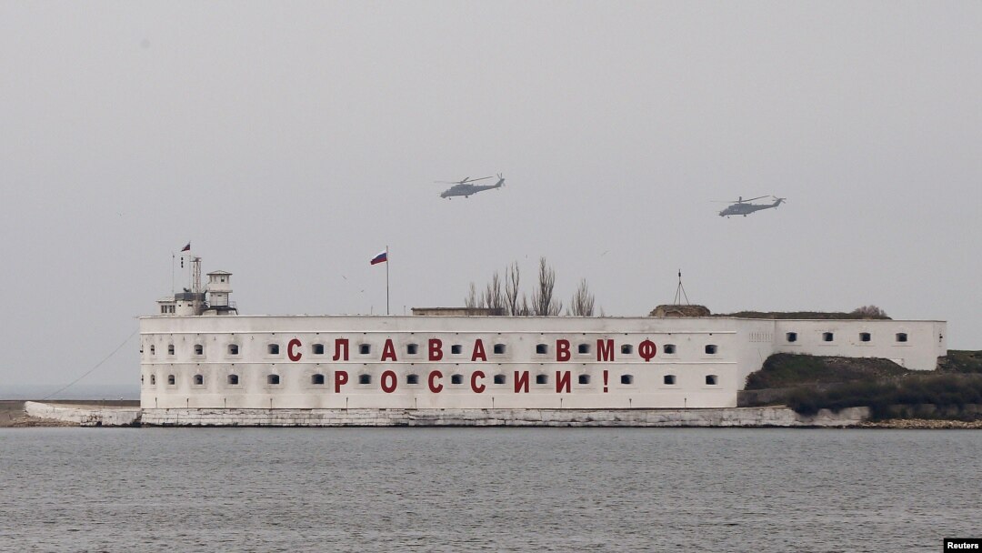 Helikopter penyerang, yang diperkirakan milik Rusia, terbang di atas markas militer Rusia di Sevastopol (7/3).