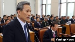 김관진 한국 국방부 장관이 지난달 8일 국회에서 열린 국방위원회 전체회의에서 발언하고 있다. (자료사진)