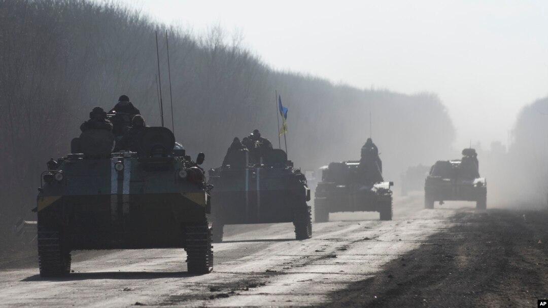 Pasukan Ukraina menarik diri dari wilayah Debaltseve menuju Artemivsk, Ukraina timur (23/2).