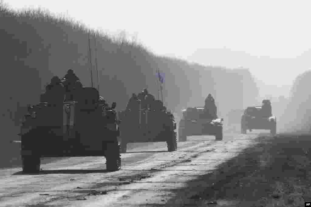 Ukrainian troops ride on armored vehicles near Artemivsk, eastern Ukraine, Feb. 23, 2015.