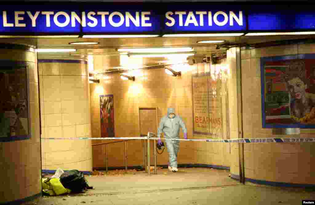 ماموران پلیس در صحنه حمله مرد مسلح به چاقو به مسافران متروی لندن. در این حمله یک نفر به شدت مجروح شد و دو نفر آسیب خفیف دیدند