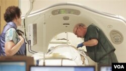 Dr. Steven Birnbaum menjalankan CT Scan pada pasien di Southern New Hampshire Medical Center di Nashua, New Hampshire (03/06/10)