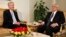 Тимчасовий президент Єгипту Мансур (праворуч) зустрічається зі заступником держсекретаря США Бернсом у Каїрі 15 лютого 2013.
