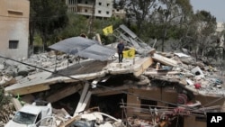 Un hombre se encuentra junto a una casa que fue destruida por un ataque aéreo israelí, en la aldea de Hanine, en el sur del Líbano, el jueves 25 de abril de 2024. Hezbolá y fuerzas israelíes han estado intercambiando disparos desde un día después de que comenzara la guerra entre Israel y Hamas. AP