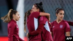 La capitana de España Jennifer Hermoso (centro) bromea con sus compañeras durante un entrenamiento en el Estadio Australia en Sydney el 19 de agosto de 2023, en la víspera de la final de la Copa Mundial de fútbol femenino contra Inglaterra. (Foto de FRANCK FIFE / AFP)