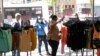 مشتریان در فروشگاه لباس دانیس در بخش برانکس شهر نیویورک