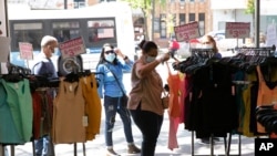 مشتریان در فروشگاه لباس دانیس در بخش برانکس شهر نیویورک