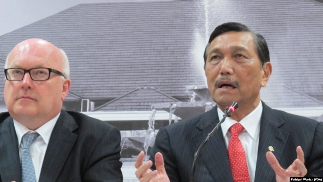 Menkopolhukan Luhut Panjaitan bertemu Jaksa Agung Australia di kantor Menkopolhukam, Senin, 21 Desember 2015. (VOA/Fathiyah Wardah)