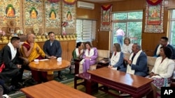 Una delegación del Congreso de EEUU, encabezada por el representante Michael McCaul, se reunió con el dalái lama, en Dharamshala, India, el 19 de junio de 2024.