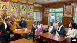 19일, 미국 의회 대표단이 인도 다람샬라에서 티베트의 정신적 지도자 달라이 라마(왼쪽 두 번째)와 회담하고 있다.