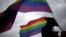 2015年4月26日一名妇女手持LGBT彩虹旗。