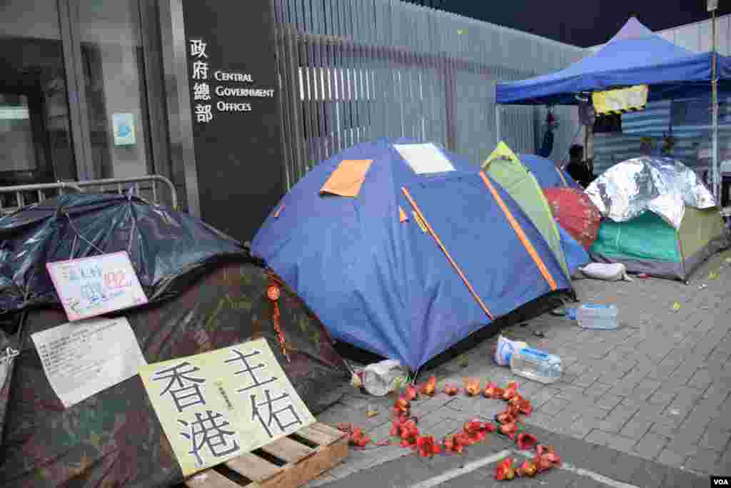 目前仍有超過100個佔領人士搭帳幕留守在政府總部附近行人路上。（美國之音湯惠芸拍攝）