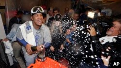 Salvador Pérez celebra el triunfo en la Serie Mundial donde fue elegido el Jugador Más Valioso de la serie.