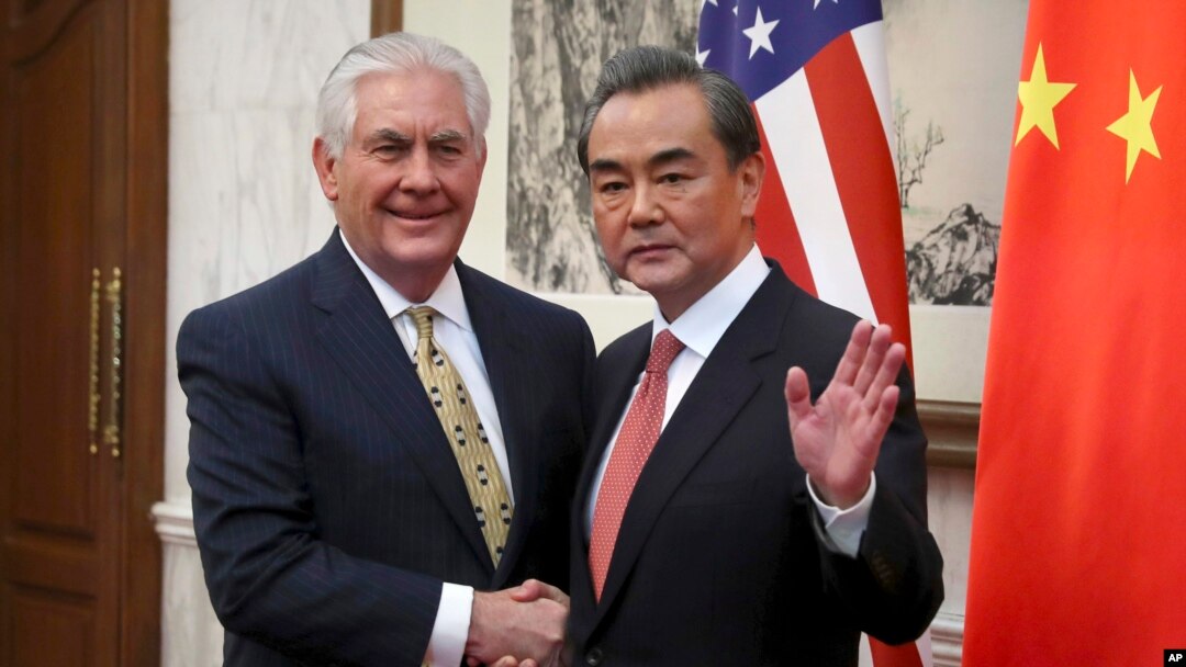 Menteri Luar Negeri Amerika Rex Tillerson berjabat tangan dengan Menteri Luar Negeri China Wang Yi, sebelum pertemuan bilateral di Diaoyutai, Beijing, China, Sabtu (18/3).