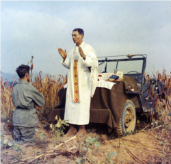 한국전쟁에 미 육군 군종 신부로 참전한 에밀 카폰 대위가 1950년 7월 지프 군용차에 제대를 만들고 미사를 봉헌하고 있다. 카폰 대위는 11월 중공군의 포로가 된 뒤 1951년 5월 수용소에서 숨졌다.