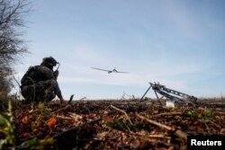 Ukrajinski vojnik lansira dron "Ajkula" u regionu Harkiv u Ukrajini, 30. oktobra 2023.