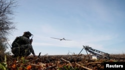 Vojnik lansira bespilotnu letjelicu u regionu Harkiv, Ukrajina, 30. oktobar 2023. (Foto: REUTERS/Alina Smutko) 