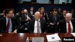 Dari kiri: James Comey, James Clapper dan John Brennan memberikan keterangan di depan Komisi Kongres AS, semasa mereka masih menjabat pada era pemerintahan Obama, 25 Februari 2016. (Foto: ilustrasi). 