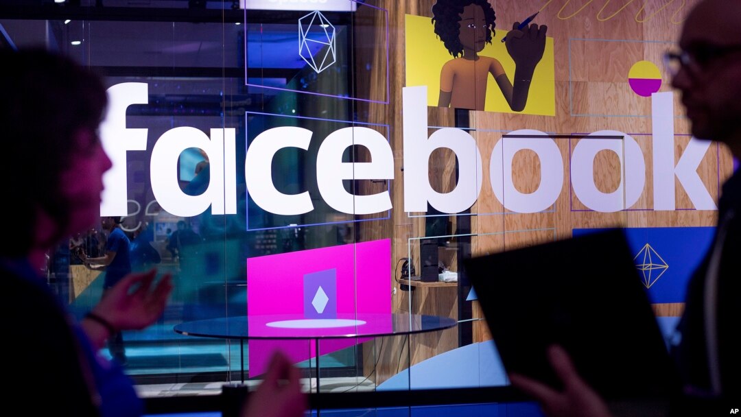 Nhân viên hội nghị phát biểu trước gian hàng của Facebook tại hội nghị phát triển hàng năm F8 ở San Jose, California, ngày 18/4/2017.