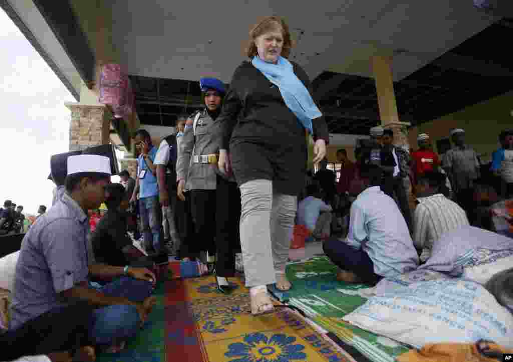 U.S. Assistant Secretary of State for Population, Refugees, and Migration Anne C. Richard walks among Rohingya migrants during her visit to a temporary shelter in Kuala Cangkoi, Aceh province,&nbsp; June 2, 2015.