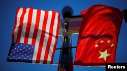 Bendera Amerika Serikat dan China berkibar di kawasan Chinatown di Boston, Massachusetts, AS, 1 November 2021. (Foto: REUTERS/Brian Snyder)