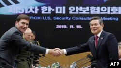Sekretar odbrane SAD Mark Esper, lijevo, rukuje se sa južnokorejskim ministrom odbrane Jeongom Kyeongom-doom pred fotoreporterioma u Ministarstvu odbrane Južne Koreje u Seulu, 15. novembra 2019.