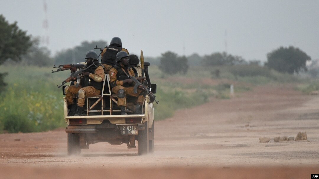 Abajandarume bo muri Burkina Faso bari gukizura hafi y'ikambi ya gisirikare i Ouagadougou, kw'itariki ya 29-09-2015. 