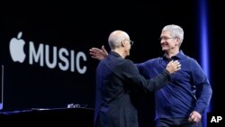 CEO Apple Tim Cook dan salah satu pendiri Beats by Dre Jimmy Iovine dalam Konferensi Pengembang Apple di San Francisco Juni lalu.