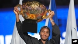 Coco Gauff dari AS merayakan kemenangan dengan mengangkat trofi setelah mengalahkan Karolina Muchova di final tunggal putri China Open, Beijing, 6 Oktober 2024. (Foto: AP)