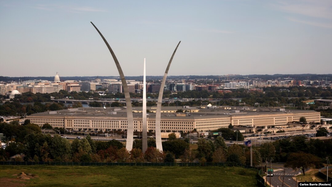 Gedung Pentagon tampak dari Arlington, Virginia, 9 Oktober 2020. (Foto: Carlos Barria/Reuters). 
