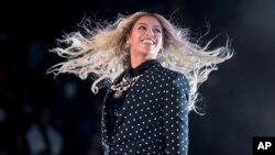 Beyonce saat tampil dalam konser untuk mendukung Capres Hillary Clinton di Cleveland, Ohio, 4 November lalu (foto: dok).