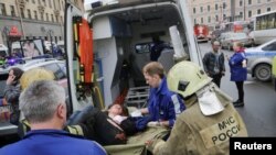 Une personne blessée est prise en charge par les secours à Saint-Pétersbourg, le 3 avril 2017.