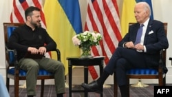 조 바이든(오른쪽) 미국 대통령과 볼로디미르 젤렌스키 우크라이나 대통령이 7일 파리 인터콘티넨탈 호텔에서 회담하고 있다. 