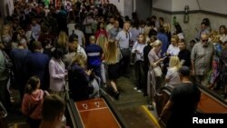 شماری از مردم کی‌یف برای نجات خود در حمله هوایی روسیه به ایستگاه مترو پناه برده‌اند. ۱ ژوئن ۲۰۲۳. 