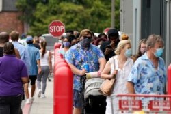 Personas hacen fila para ingresar a la cadena minorista Costco en busca de comprar provisiones en Nueva Orleans, el domingo 23 de agosto de 2020, antes de la huracán Marco, que se espera que toque tierra en la costa sur de Louisiana.