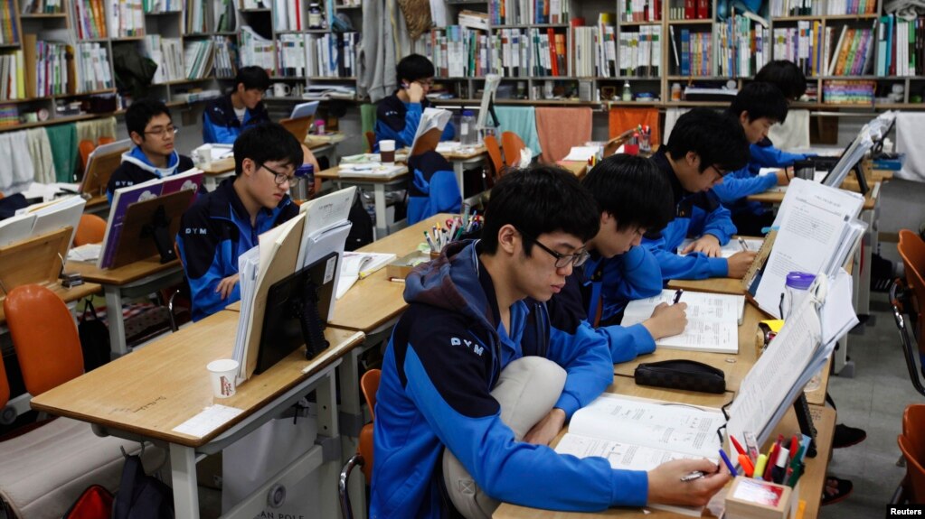 FILE - Students retaking college entrance exams attend class at Deung Yong Moon Boarding School in Kwangju, 40 kilometers (25 miles) southeast of Seoul, Oct. 30, 2012. Operators of the ACT college entrance exam on Saturday canceled the test for South Korea and Hong Kong.